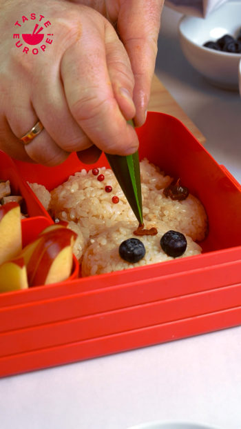 Bento với gấu gạo, thịt heo, rau củ và táo