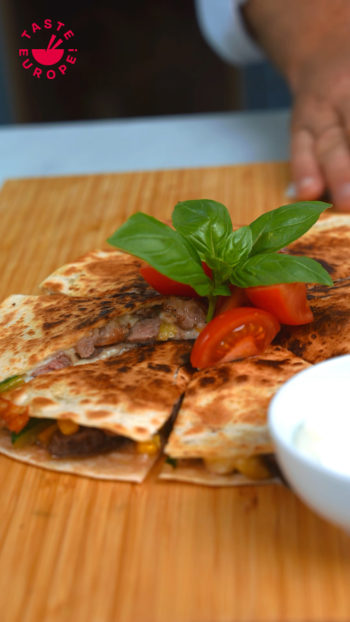 Bánh Quesadilla Bít Tết Bò với Kem Chua