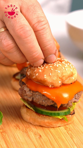 Mini cheeseburgers with beef, vegetables, and apple