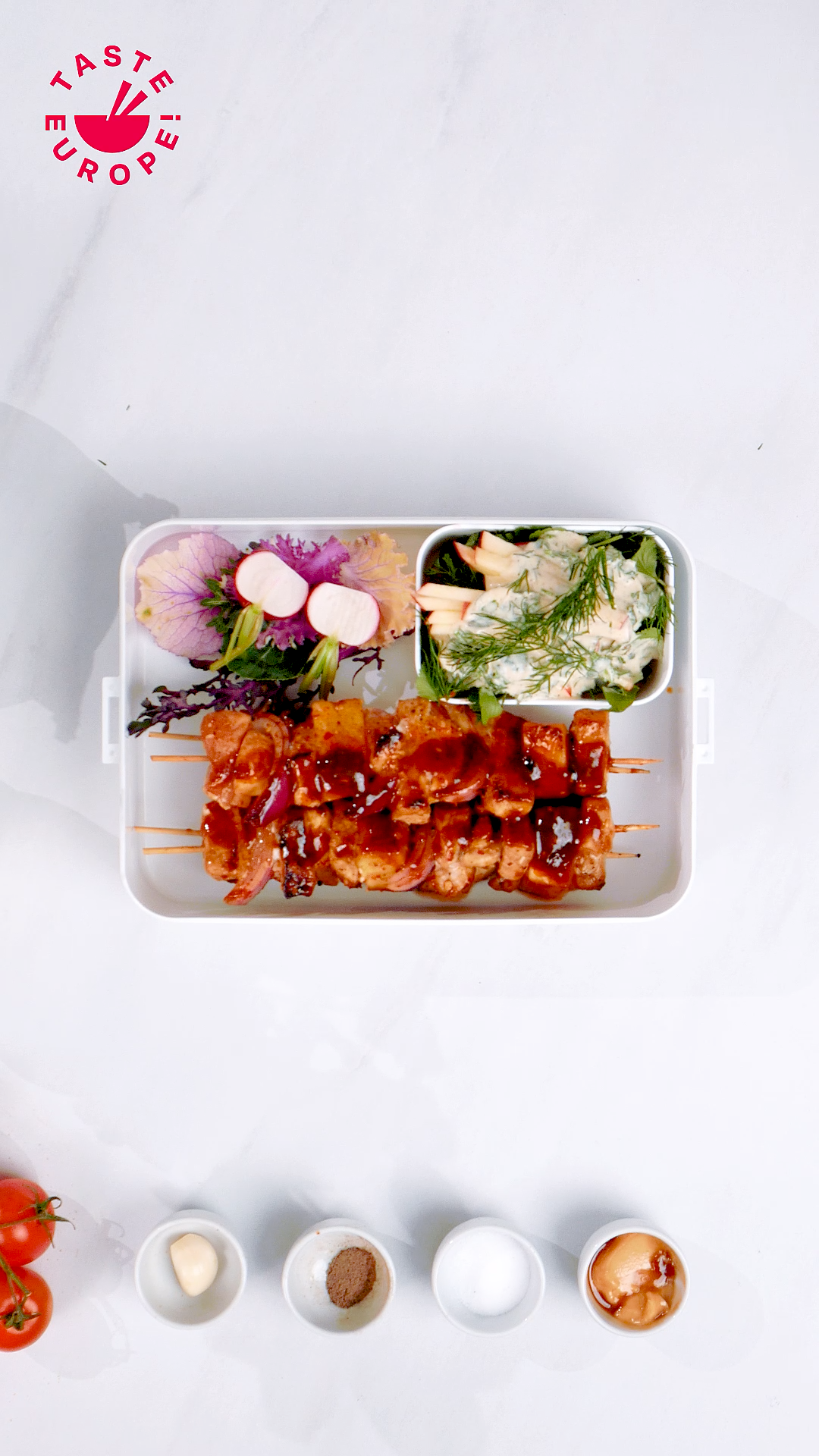 Xiên thịt tonkatsu cùng salad sốt miso