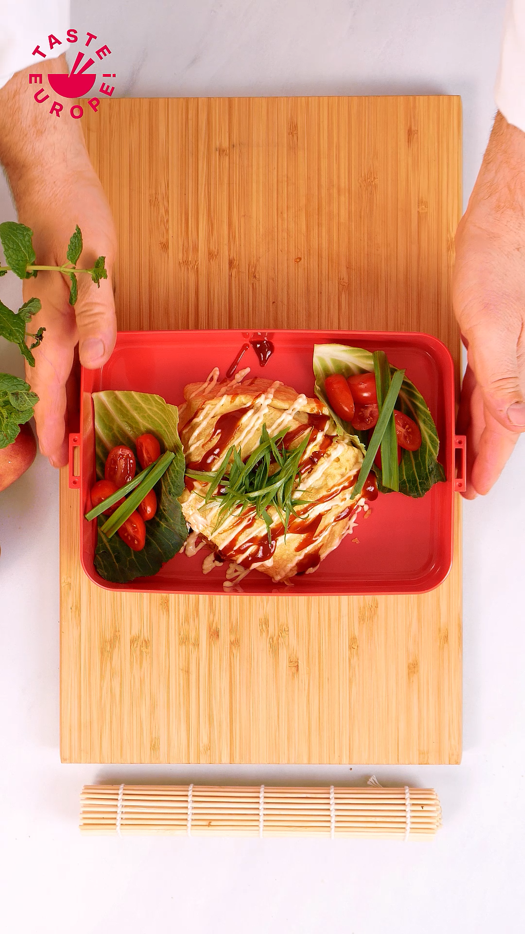 Omurice kiểu Nhật với thịt heo và sốt okonomiyaki
