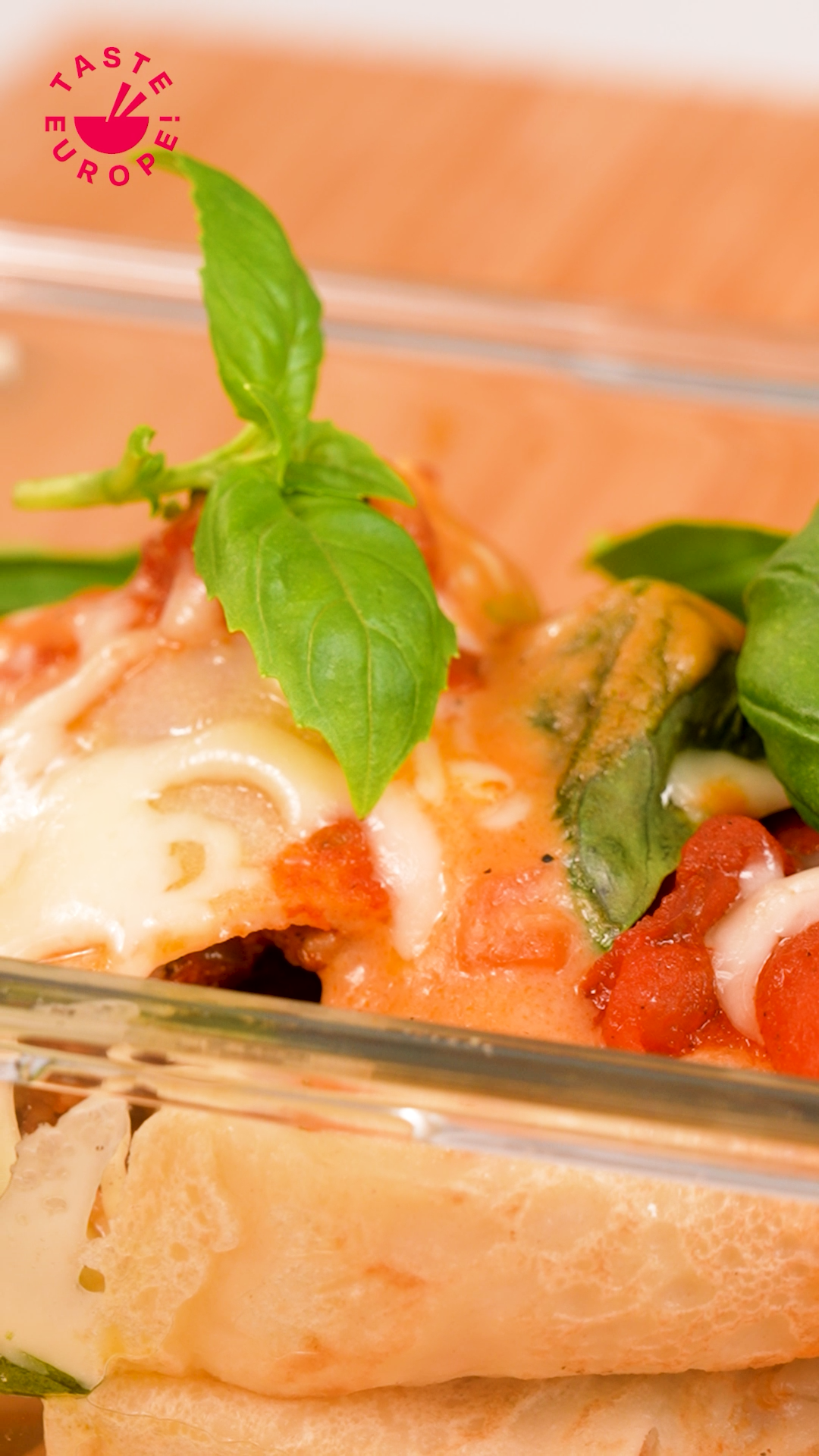 Bánh crêpe cuộn nhân bò sốt Bolognese