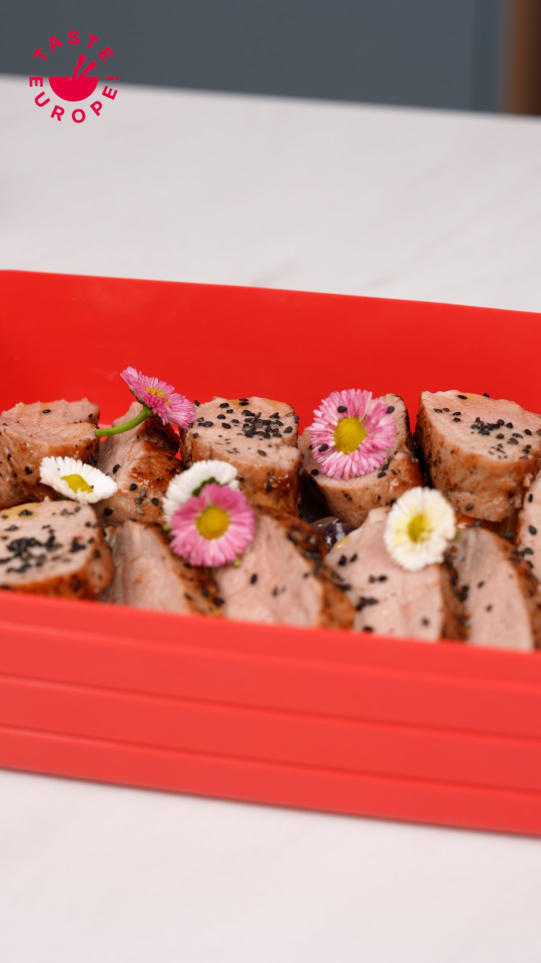 Thịt Thăn Heo áp chảo cùng Táo Châu Âu và Hành Tây