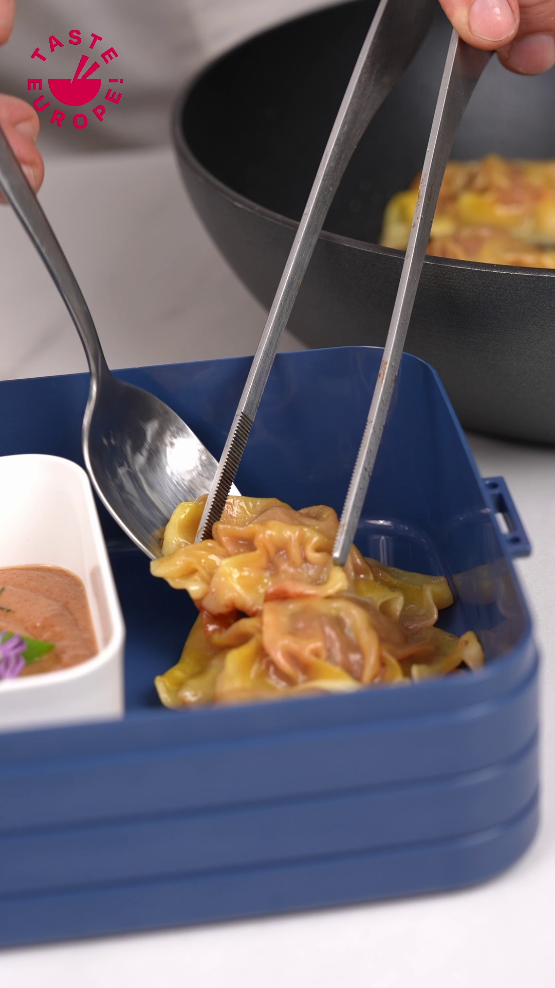 Gyoza Bò Châu Âu và Sốt Đậu Phộng Cay