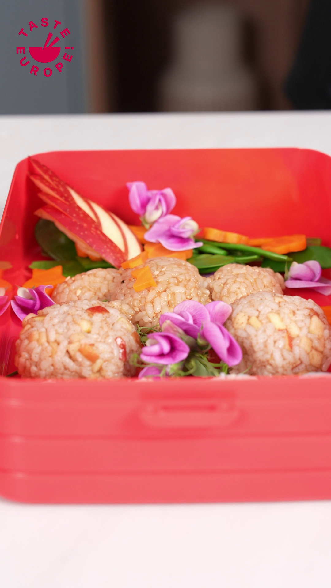 Cơm cuộn Trái cây kiểu Nhật với Táo Châu Âu và Sữa chua